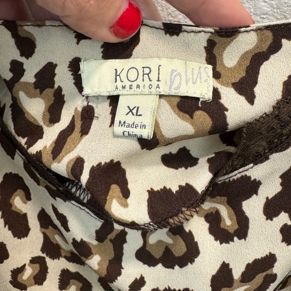 Beautiful leopard top w/adj. straps - Picture 3 of 7